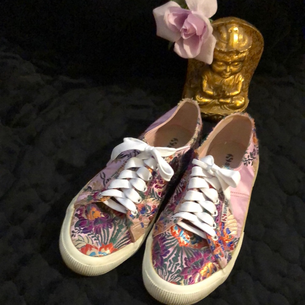 Superga woman’s pink floral embroidered superga woman’s sneakers size 7 1/2